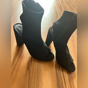 Zip up black open tie bootie